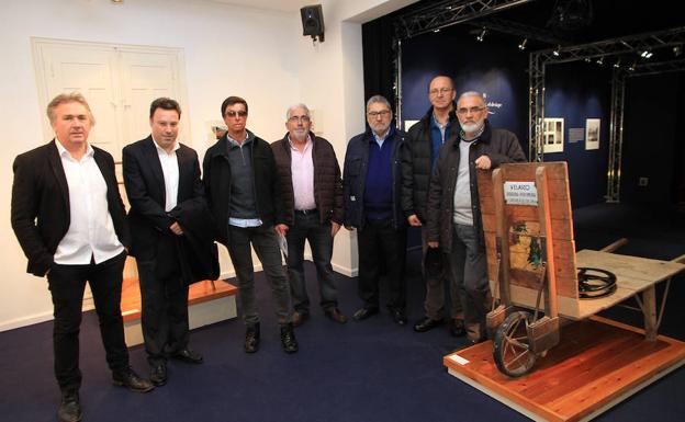 De izquierda a derecha, Marco Antonio Costa, gerente del teatro, el periodista Carlos Álvaro y los coleccionistas Juan Ignacio Davía, Mariano Mate, Juan Francisco Sáez, Juan José Bueno y Juan Pedro Velasco, junto a varios de los objetos de la exposición. 