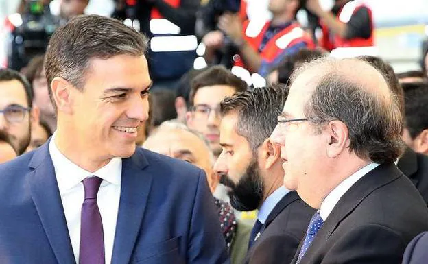 Juan Vicente Herrera y Pedro Sánchez conversan durante la visita a Renault en Valladolid el pasado mes de octubre.
