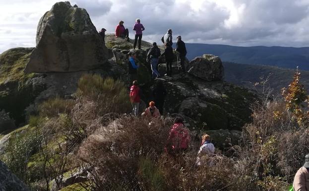 Los participantes subiendo hasta el mirador, desde donde disfrutaron de unas maravillosas vistas.