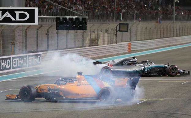 Alonso y Hamilton haciendo trompos con sus coches en la despedida del asturiano. 