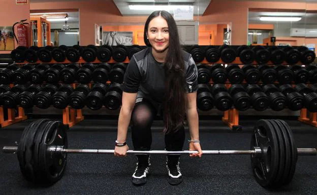 Isabel Sanz posa en el Spartan Center de Segovia con 187,5 kilos, su marca personal. 