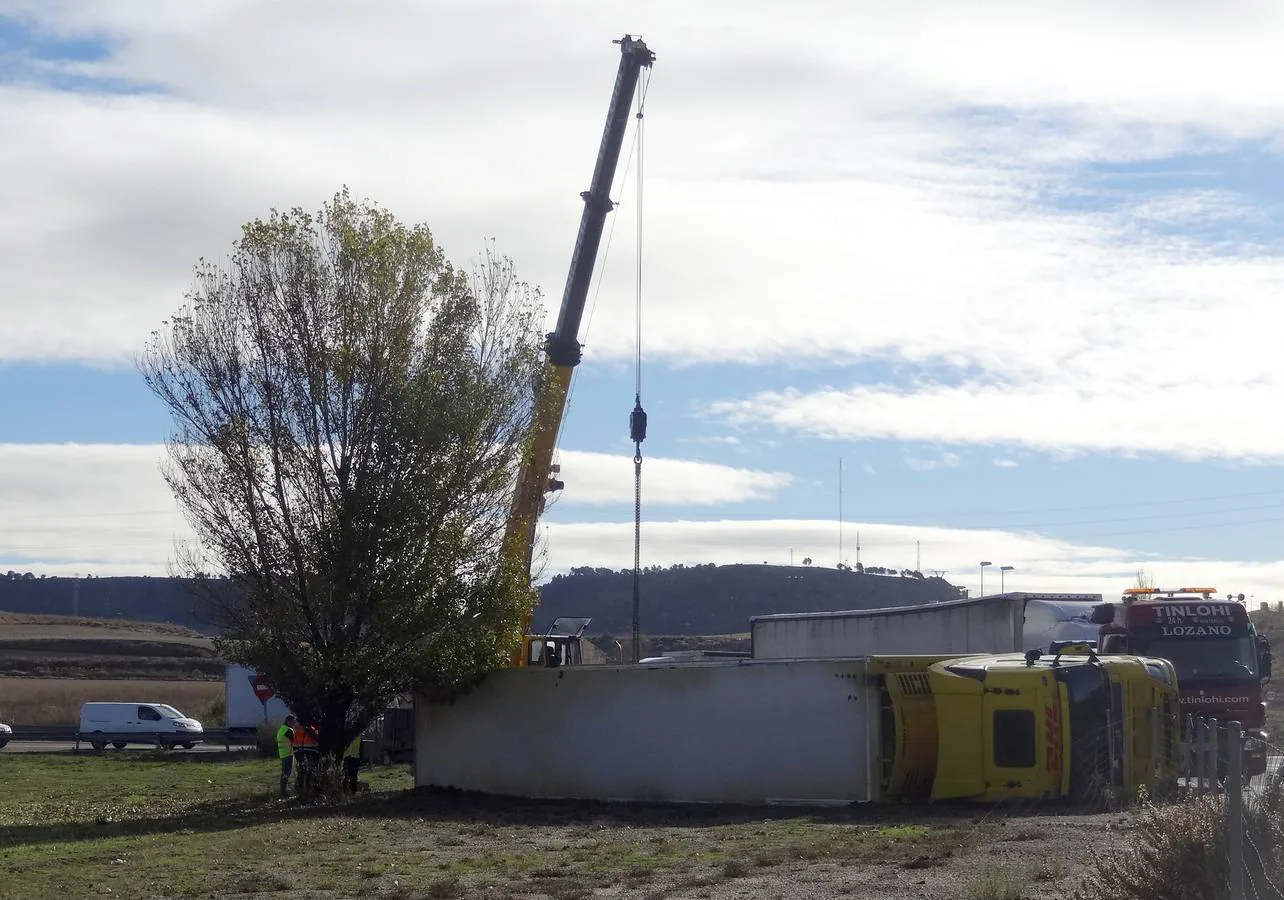 Fotos: Camión volcado en la N-122, a la altura de La Cistérniga