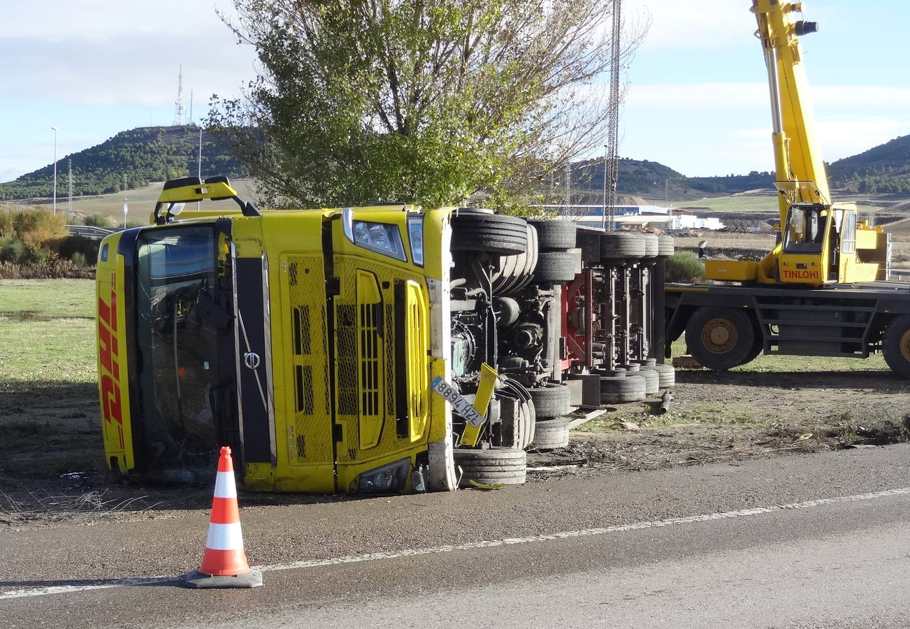 Fotos: Camión volcado en la N-122, a la altura de La Cistérniga