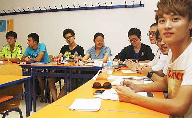Un grupo de estudiantes chinos aprenden español en la Universidad de Valladolid. 