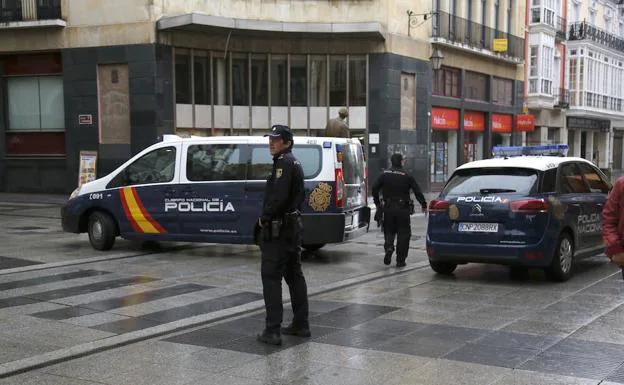 Dos agentes de la Policía Nacional, en una fotografía de archivo.