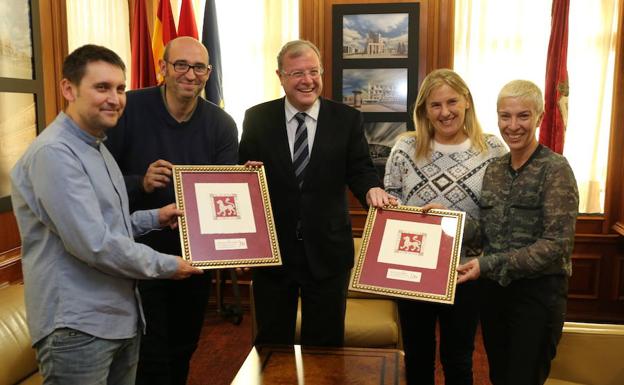 El alcalde de León homenajea a Cocinandos y Restaurante Pablo. 