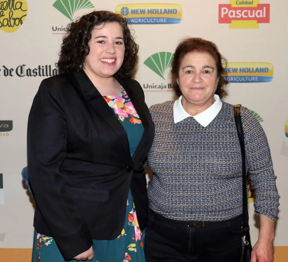 Ángeles Santos (Premio Joven Ganadera 2018) posa con su madre Josefa.