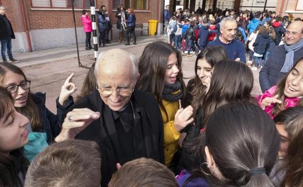 Homenaje al obispo de Ávila, Jesús García Burillo, en el colegio diocesano Pablo VI. 