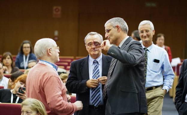 Barbacid conversa con otros participantes en el seminario sobre oncología. 