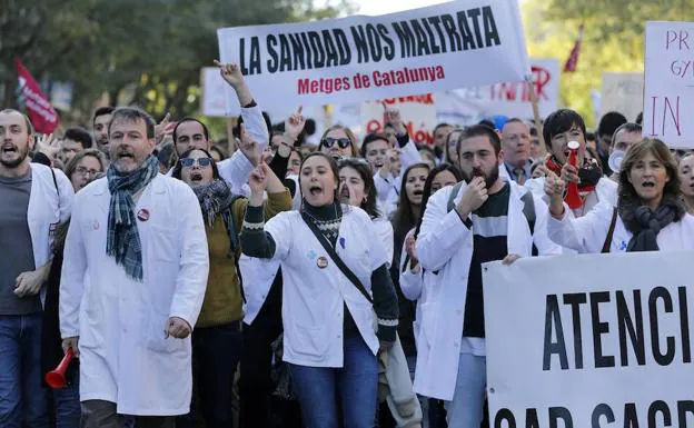 Decenas de médicos de primaria de la concertada convocados por el sindicato de Metges de Catalunya (MC), se manifiestan por la Diagonal de Barcelona. 