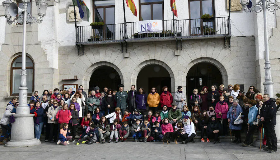 Foto de familia ante la Casa Consistorial de El Espinar de los asistentes al acto contra la violencia machista.