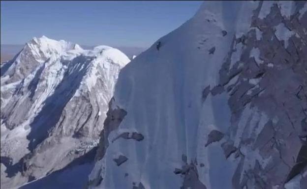 Un alpinista austriaco conquista en solitario uno de los picos más altos del Himalaya