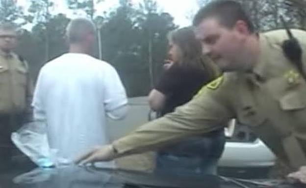 Momento de la detención de Dasha Fincher.