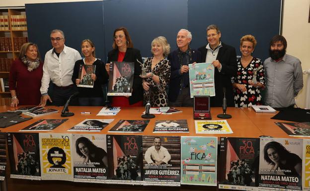 Representantes institucionales, directores y colaboradores en la presentación del XXX Festival Internacional de Cortos de Aguilar (FICA). 