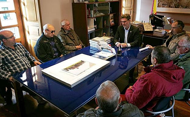 Reunión de José Luis Vázquez con la Asociación de Cazadores.