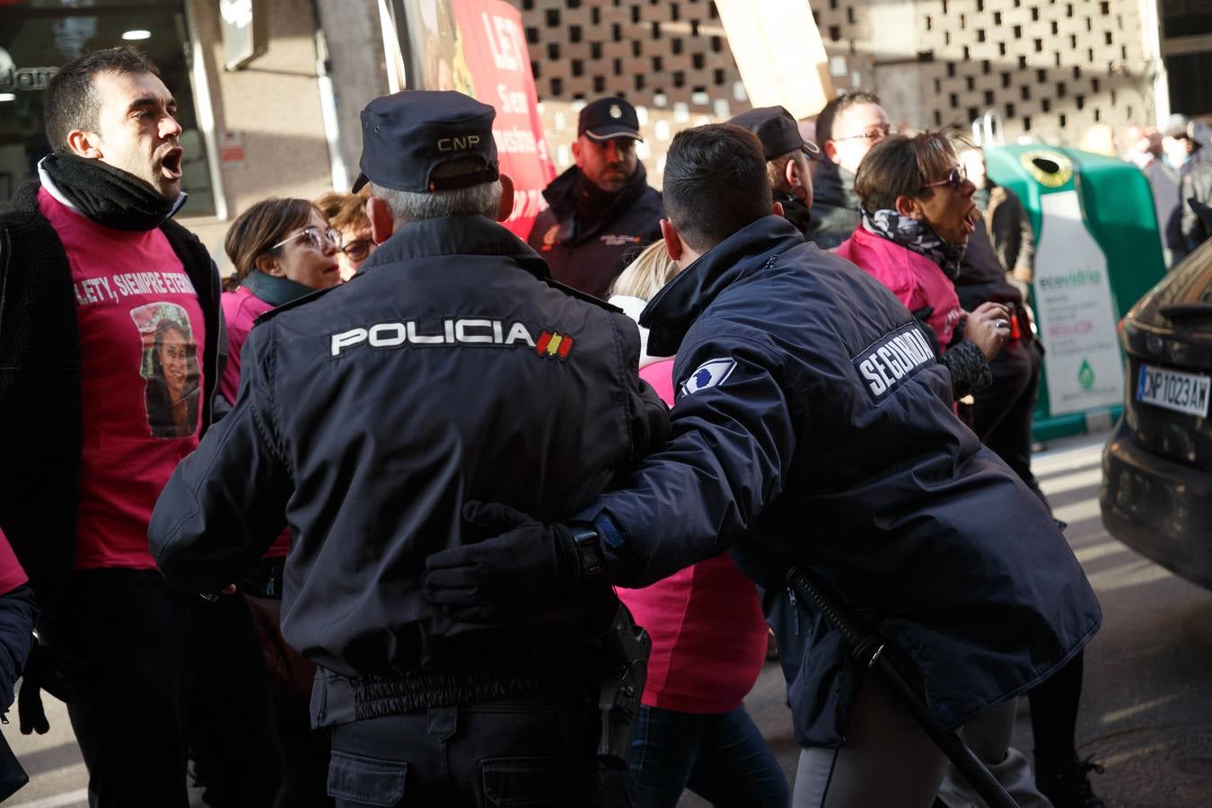 Entre gritos de asesino y violador, el menor ha bajado de un coche de la Policía Nacional con los cristales tintados y acompañado por varios agentes