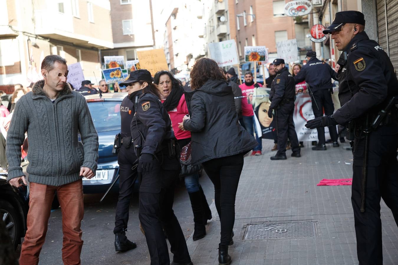 Entre gritos de asesino y violador, el menor ha bajado de un coche de la Policía Nacional con los cristales tintados y acompañado por varios agentes