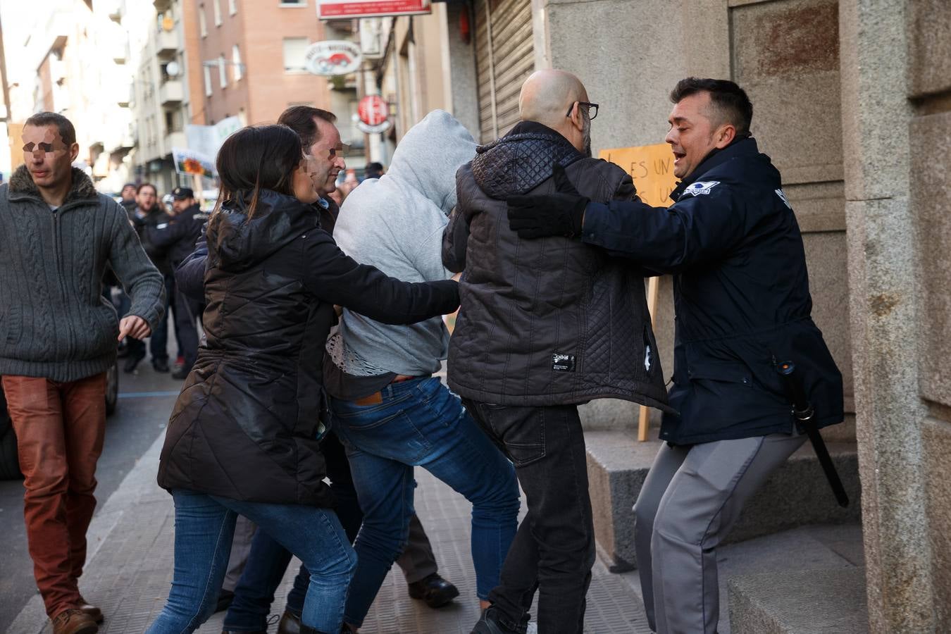 Entre gritos de asesino y violador, el menor ha bajado de un coche de la Policía Nacional con los cristales tintados y acompañado por varios agentes