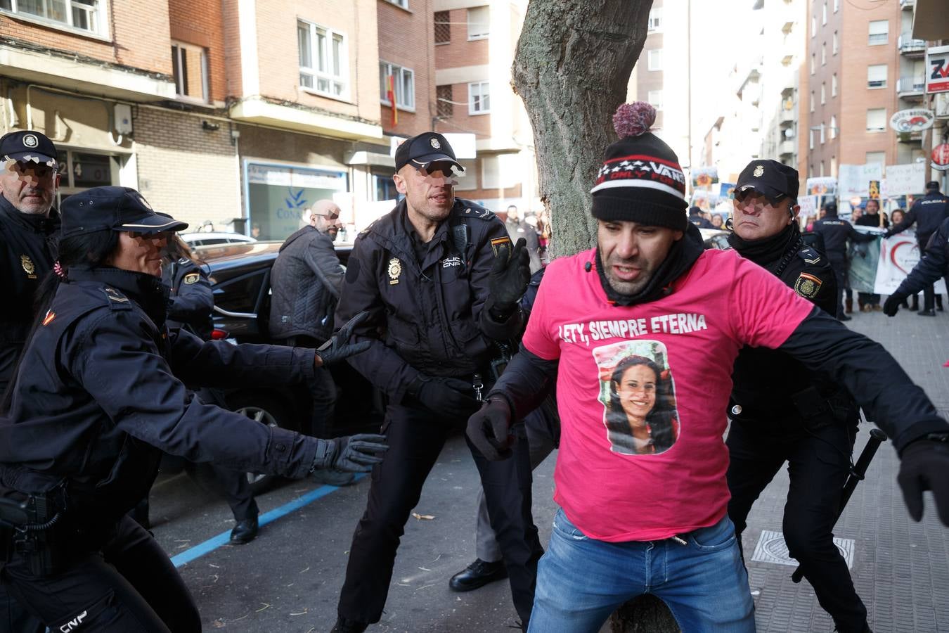 Entre gritos de asesino y violador, el menor ha bajado de un coche de la Policía Nacional con los cristales tintados y acompañado por varios agentes