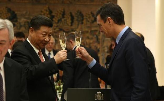 Pedro Sánchez y el presidente de China Xi Jinping durante el almuerzo oficial en La Moncloa.