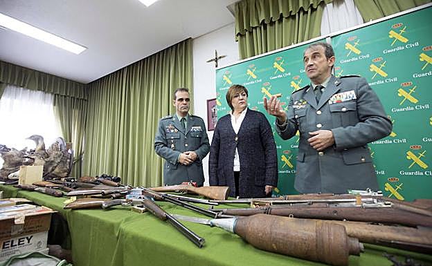 El coronel jefe de la Comandancia de la Guardia Civil de Valladolid, Juan Miguel Recio, y la subdelegada del Gobierno, Helena Caballero, informa de una operación de la Guardia Civil contra la tenencia ilícita de armas y munición. 