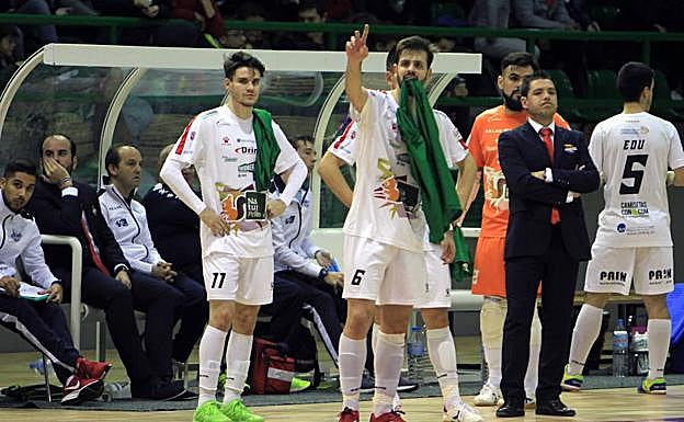 Diego Gacimartín y sus jugadores de banquillo siguen el desarrollo de un partido.