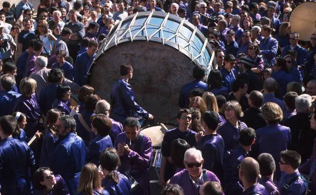 Celebración del Viernes Santo en Calanda, Teruel, donde los tambores toman la calle en lo que se conoce como «romper la hora»l