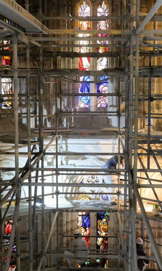 Fotos: Limpieza de la iglesia Santa María de la Antigua de Valladolid