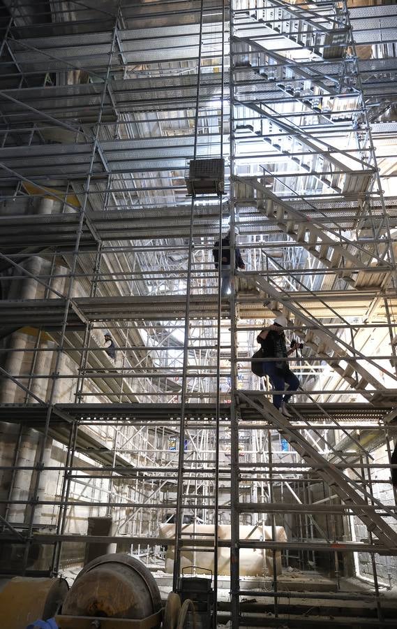 Fotos: Limpieza de la iglesia Santa María de la Antigua de Valladolid