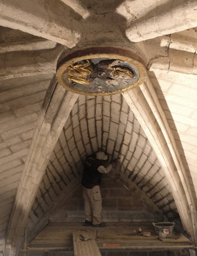 Fotos: Limpieza de la iglesia Santa María de la Antigua de Valladolid