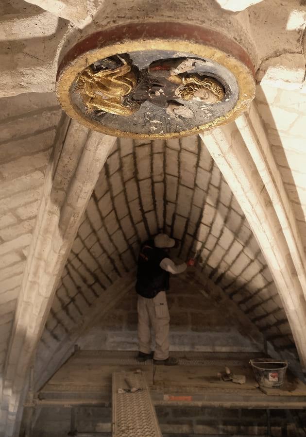 Fotos: Limpieza de la iglesia Santa María de la Antigua de Valladolid