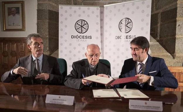 El consejero de Fomento y Medio Ambiente, Juan Carlos Suárez-Quiñones (derecha), el obispo de Ávila, Jesús García Burillo (centro), y el delegado territorial de la Junta, José Francisco Hernández (izquierda), durante la firma del convenio.