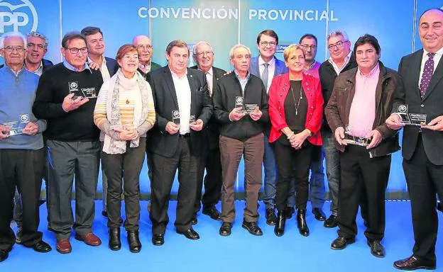 Alcaldes de la provinncia, con Fernández Mañueco, ayer en Segovia. 