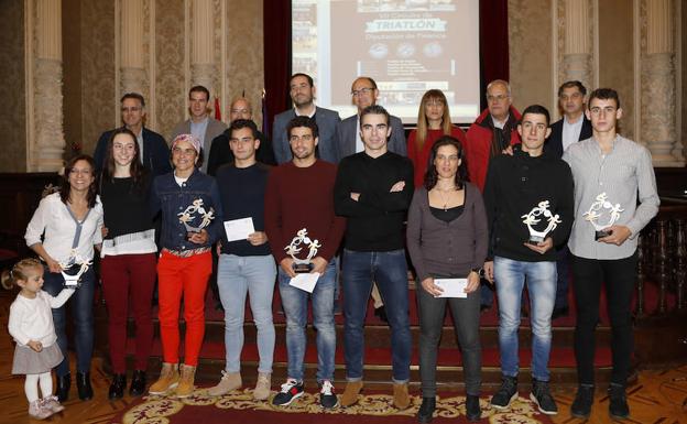 Los galardonados y las autoridades posan con los trofeos. 