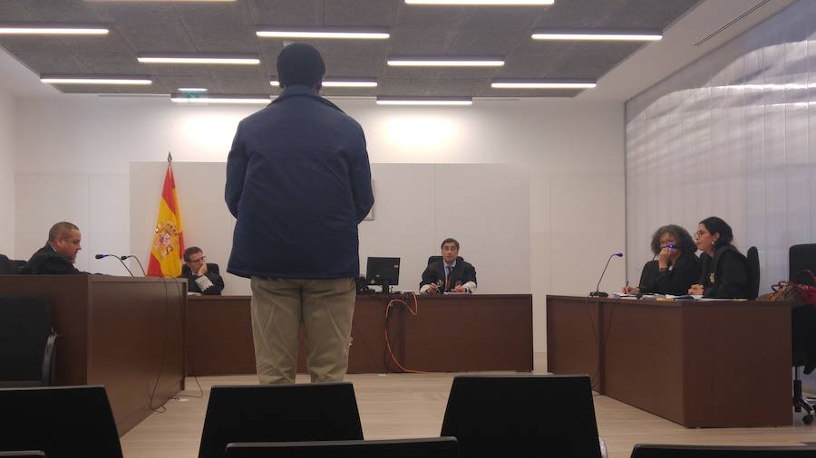 El acusado, mientras afirmaba en la audiencia que no agredió al preso en Dueñas.