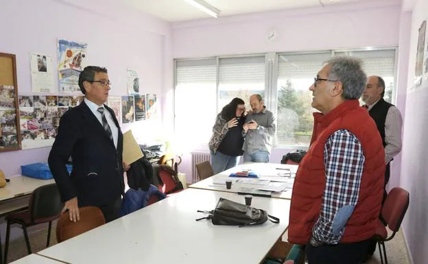 El concejal de Obras conversa con los dirigentes de la UPP en el edificio que comparte esta entidad con el colegio Buenos Aires, en el barrio de Pan y Guindas.