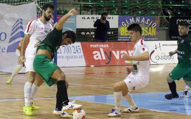 Raya y Chus, atentos a la acción de un jugador del Antequera.