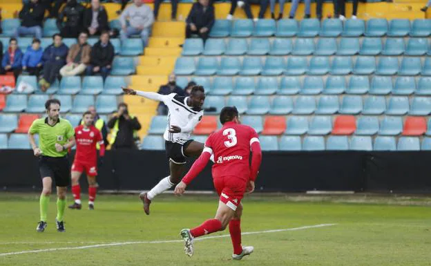 Owusu lanza un zapatazo desde el borde del área que supone el segundo gol del Salamanca CF UDS.