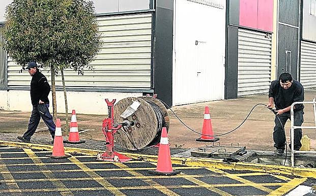 Operarios de Telefónica instalan la fibra óptica en el polígono de Valverde. 
