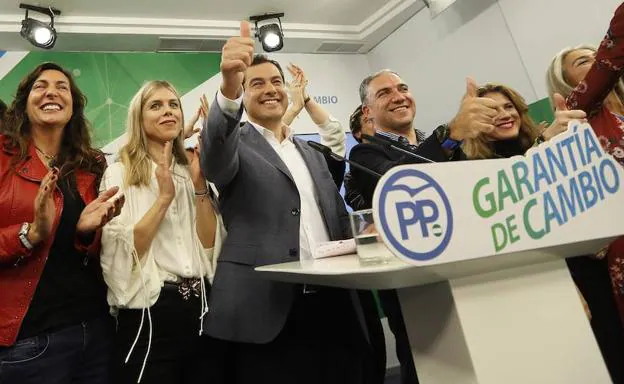 El candidato del PP, Juanma Moreno (PP), celebra los resultados.