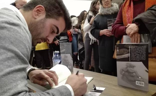 Alberto Galán firma un ejemplar de su libro tras la presentación en Ciudad Rodrigo. 