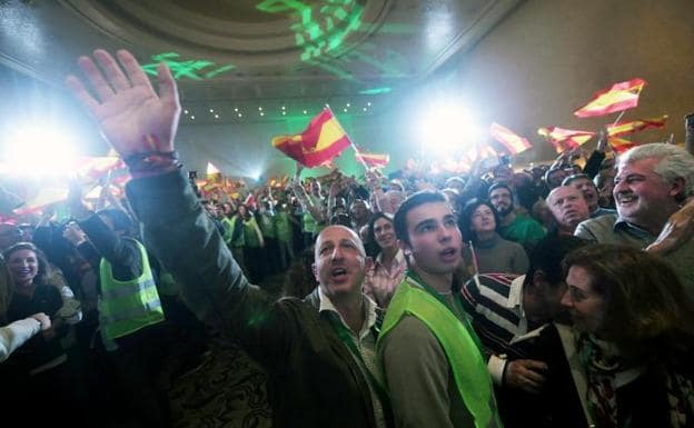 Militantes y simpatizantes de Vox celebran los resultados en las elecciones andaluzas anoche en un hotel de Sevilla.