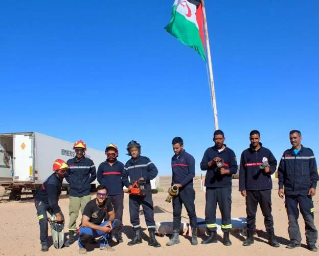 Grupo de bomberos españoles juntos a los jóvenes saharauis que se han formado. 