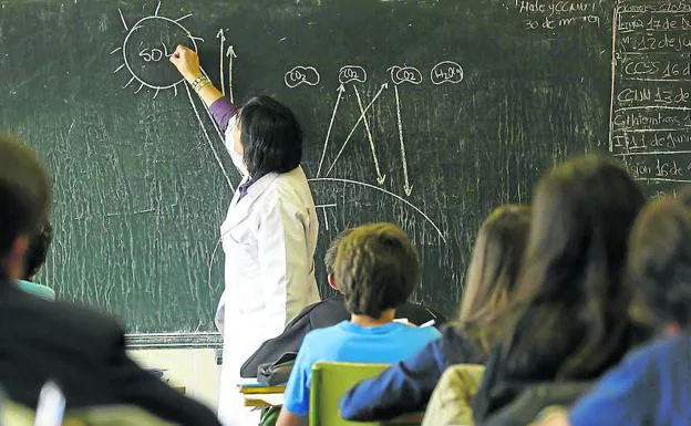 Una maestra imparte clase en un colegio de la comunidad autónoma. 