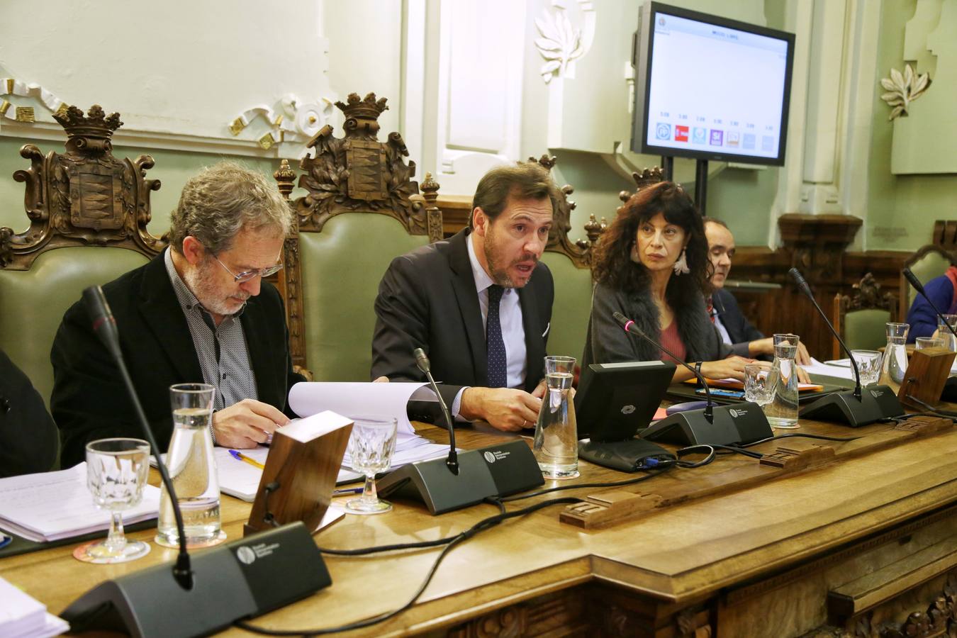 El pleno ha aprobado hoy una moción por la que insta al Gobierno de España a modificar el Reglamento General de Circulación para conseguir que se implante en todas las ciudades el límite de velocidad de 30 kilómetros por hora, para intentar reducir las tasas de accidentes