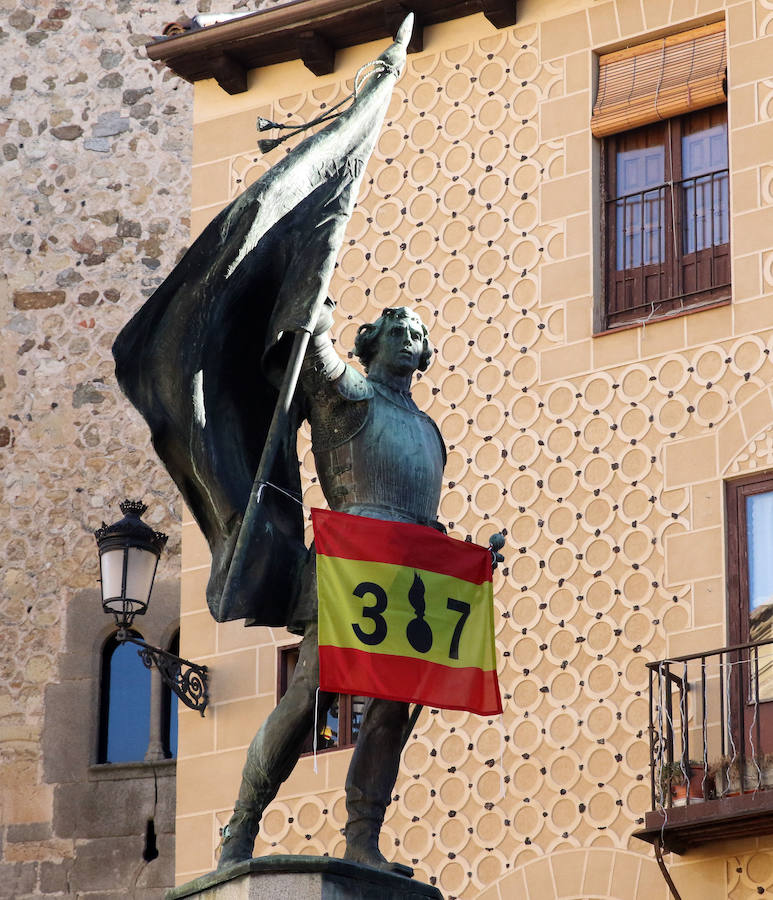 Fotos: Jura de Bandera en la Plaza Mayor de Segovia