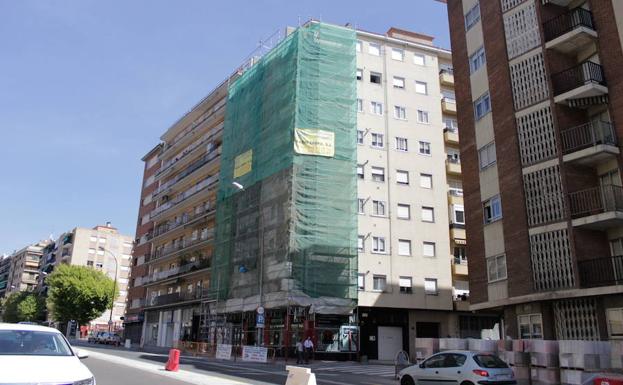 Obras en la fachada de un edificio de Salamanca. 