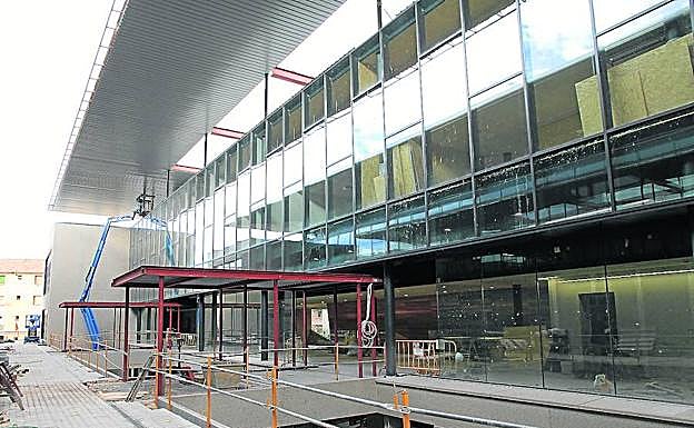 El nuevo edificio construido, todavía en obras. 