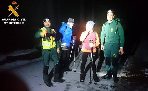 Momento en el que agentes de la Ereim de Riza localizan a los dos montañeros desorientados en Navafría. 