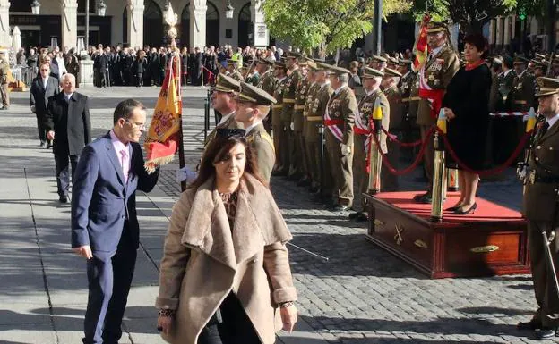 Varios ciudadanos que han participado en la Jura de bandera en la Plaza Mayor de Segovia.